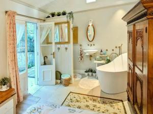The Bath House cosy &luxe garden Cottage near CBD