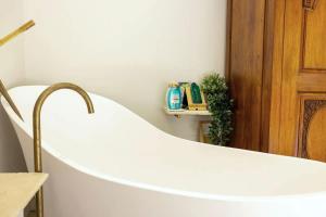 The Bath House cosy &luxe garden Cottage near CBD