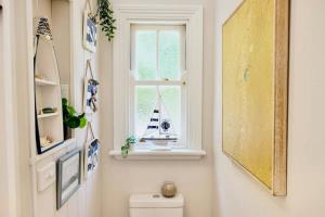 The Bath House cosy &luxe garden Cottage near CBD