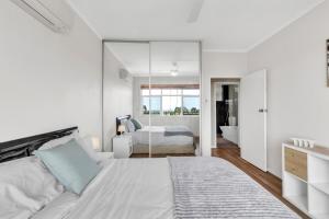 Charming Modern Retreat with Scenic View - Burnside