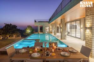 StayVistas Esperanza - Mountain-Side Retreat with Infinity Pool, Jacuzzi, Gazebo & Indoor-Outdoor Activities