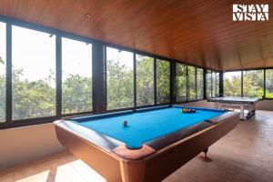 StayVistas Esperanza - Mountain-Side Retreat with Infinity Pool, Gazebo & Indoor-Outdoor Activities