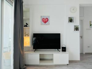 White 1-bdr apartment Agyos Tychonas