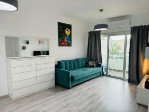 White 1-bdr apartment Agyos Tychonas