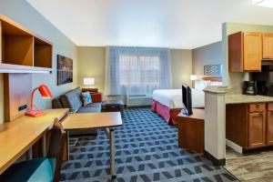 Queen Studio with Sofa Bed room in TownePlace Suites by Marriott Detroit Livonia