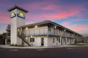 Days-Inn by Wyndham Bakersfield