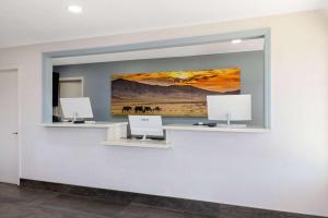 Days-Inn by Wyndham Bakersfield