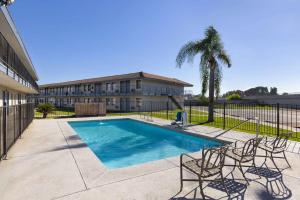 Days-Inn by Wyndham Bakersfield