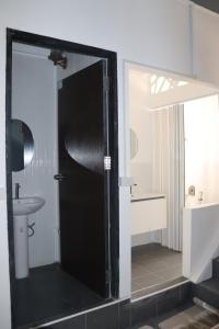 Phòng Đơn Với Phòng Tắm Vòi Sen Và Toilet Chung (Single Room with Shared Shower and Toilet)