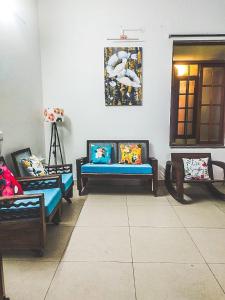 VERY Beautiful Whitetown home l Walkable to beach