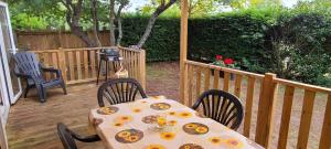 Mobilhome 6 personnes climatisation, TV, lave-vaisselle, 2 salle de bain, 3 chambres au camping Les Vignes à Lit-et-Mixe dans les Landes avec piscine,