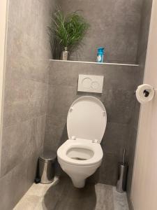 Beautiful 2-bedroom apartment on the 8th floor with direct sea view T44