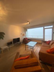 Beautiful 2-bedroom apartment on the 8th floor with direct sea view T44