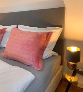 Für Gruppen und Familien - große Ferienwohnung Nähe Stadtpark, 4 Schlafzimmer, 2 Bäder, Terrasse, Parkplatz