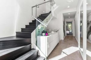 Beautiful House in Glebe with Two-Car Garage