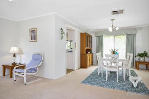KozyGuru Glen Waverley Family Home & Backyard