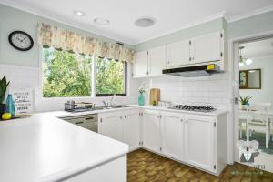 KozyGuru Glen Waverley Family Home & Backyard