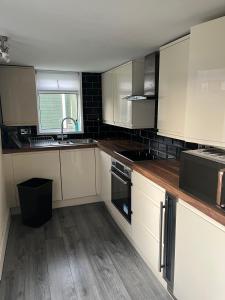 Spacious Three Bedroom House in Warrington by Eason Stays, Ideal For Long Stays, Contractors Digs, with Free Parking Off Street