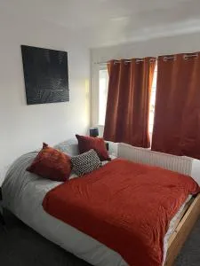 Spacious Three Bedroom House in Warrington by Eason Stays, Ideal For Long Stays, Contractors Digs, with Free Parking Off Street - Golborne