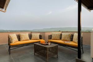 Emerald 3 BHK Penthouse with Pvt Jacuzzi by tisyastays