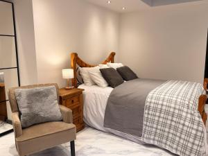 Modern House Apartment Stratford E15 London - Sleeps 2 - 9, Fast Links to Central London, Near O2, Greenwich & Olympic Park, Child-Friendly Garden, Free Parking, Free WiFi