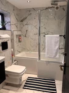 Modern House Apartment Stratford E15 London - Sleeps 2 - 9, Fast Links to Central London, Near O2, Greenwich & Olympic Park, Child-Friendly Garden, Free Parking, Free WiFi