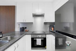 KozyGuru | Darling Harbor | 200° View Stylish Loft