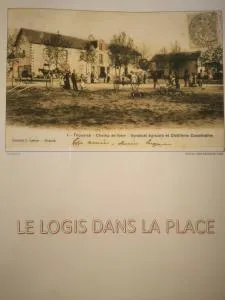 Le Logis dans la place appartement de deux chambres - Aubigné-Briand