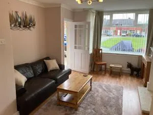 5 min Drive to Trafford Centre and15 Manchester City - Urmston