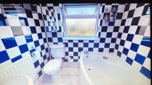 5 min Drive to Trafford Centre and15 Manchester City