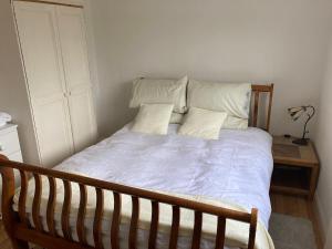 5 min Drive to Trafford Centre and15 Manchester City