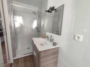Appartements L'Alexiane, Centre Luchon, parking gratuit, wifi : Appartement 2 Chambres