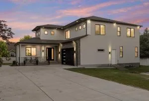 Spacious 5-Bedroom Home in Murray with Garden Views - Murray