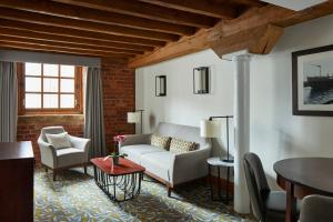 1 Bedroom Junior Suite, 1 King room in Manchester Marriott Victoria & Albert Hotel