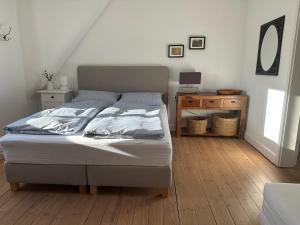 3 Zimmer-Küche-Bad Wohnung im Dachgeschoß eines kernsanierten 3 Familienhauses