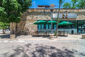 King Studio with Rooftop Pool and Gym