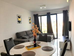 H&O New 4 Seasons Apartment Universal