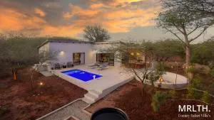 Pillows Luxury Safari Villa, Wood-Fired Hottub, Giraffe-Feeding-Tower, Large Private Pool - Hectorspruit