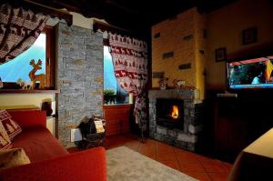 One-Bedroom Apartment with Mountain View