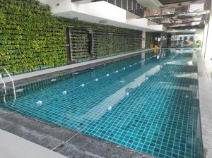 Cozy Room in Makati PH with 55"TV & Balcony, view of the city, rivers & mountains, Free Pool & Sauna, Direct Mall Access