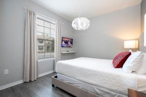 Fabulous 5BR Townhome Pet Friendly - Private Pool - Windsor Island