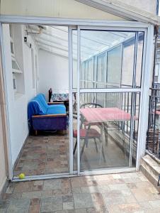 Excelente departamento con balcón terraza