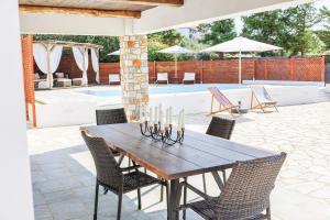 Beachside Villa Causton with private pool
