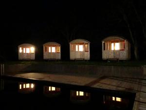 Maisons de vacances Maison 12 couchages, roulottes et piscine naturelle : photos des chambres