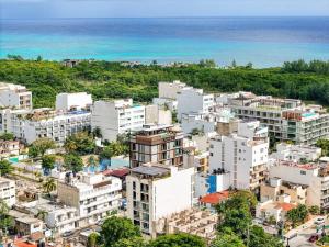 Lux Studio with Rooftop Pool, Walk to Beach and 5th Ave