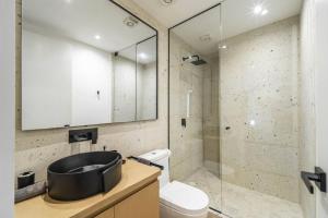 Lux Studio with Rooftop Pool, Walk to Beach and 5th Ave