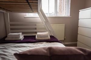 Central Portsmouth House for Workers with Parking, Workspace & Fast WiFi