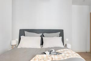 Beige Hospitalité - Totem Netflix et wifi gratuit