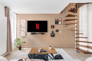 Beige Hospitalité - Totem Netflix et wifi gratuit