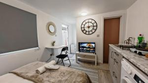 Cozy studio with Netflix & chill & Parking